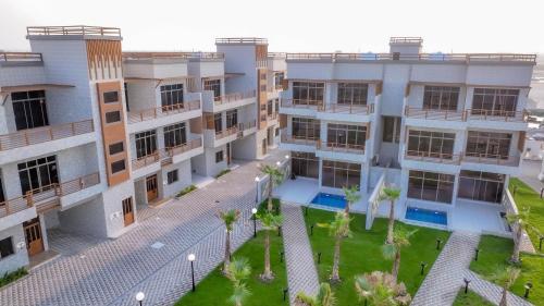una vista dall'alto di un condominio di Ajmkan Resort a Al Khobar