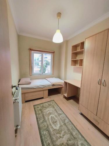 Kleines Zimmer mit einem Bett und einem Fenster in der Unterkunft شقة مفروشة مطلة ع مسبح in Bursa