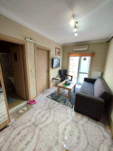 ein Wohnzimmer mit einem Sofa und einem Tisch in der Unterkunft شقة مفروشة مطلة ع مسبح in Bursa