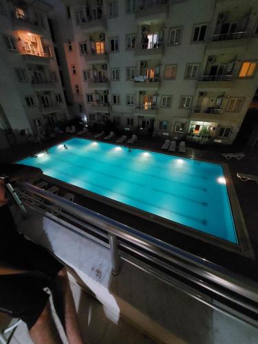 una piscina en el medio de un edificio por la noche en شقة مفروشة مطلة ع مسبح, en Bursa