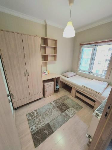 ein kleines Zimmer mit einer Bank und einem Fenster in der Unterkunft شقة مفروشة مطلة ع مسبح in Bursa