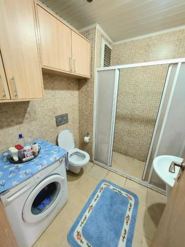 ein Badezimmer mit einer Waschmaschine und einem WC in der Unterkunft شقة مفروشة مطلة ع مسبح in Bursa
