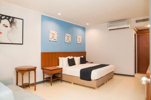 sypialnia z łóżkiem typu king-size i kanapą w obiekcie S Lodge Pattaya formally Sabai Lodge w mieście Pattaya Central