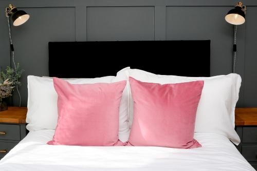 Katil atau katil-katil dalam bilik di Cwm Seren - Luxury Apartment