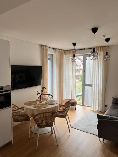 uma sala de estar com mesa e cadeiras em Jorė em Juodkrantė