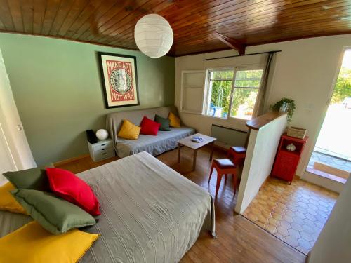 une chambre avec deux lits et un canapé dans l'établissement Maisonette proche VÉLODROME, à Marseille