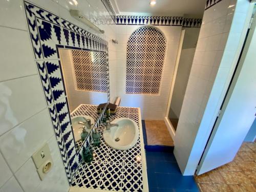 une salle de bain avec deux lavabos et un miroir dans l'établissement Maisonette proche VÉLODROME, à Marseille