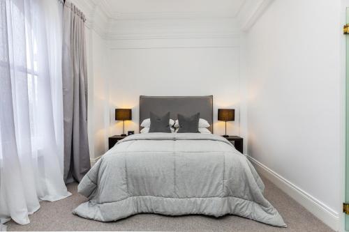 Llit o llits en una habitació de Victoria Hall Apartments