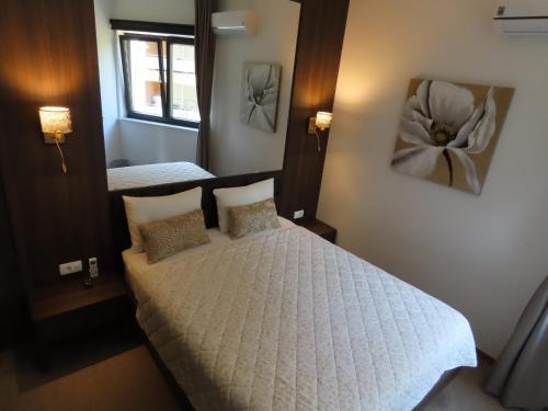 Voodi või voodid majutusasutuse Montenegro Royal 2 Bedroom Apartment & Sleepcouch toas