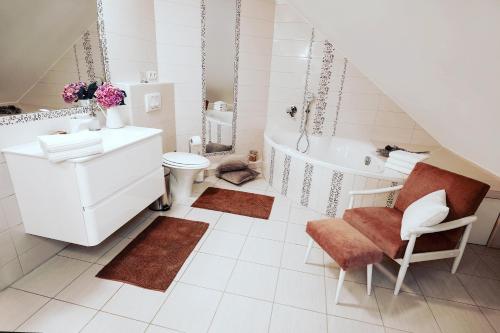 ein Badezimmer mit einem Waschbecken, einem WC und einer Badewanne in der Unterkunft Csárdás Salaš in Dobrovnik
