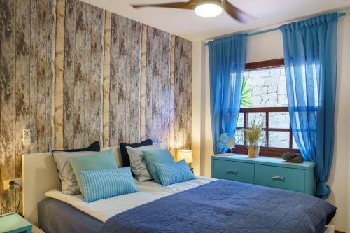 Postel nebo postele na pokoji v ubytování FOREST FLAT - big heated pool, terrace, tv channels, golf courses