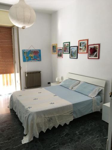 1 dormitorio con 1 cama y cuadros en la pared en Casa Baby Planet, en Scicli