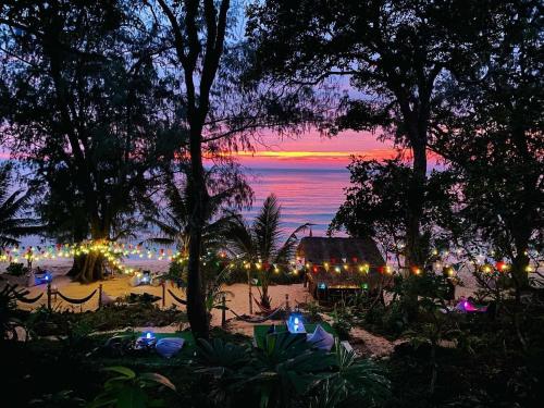 - Vistas a la playa por la noche con puesta de sol en Robinson Bungalows en Koh Rong Sanloem