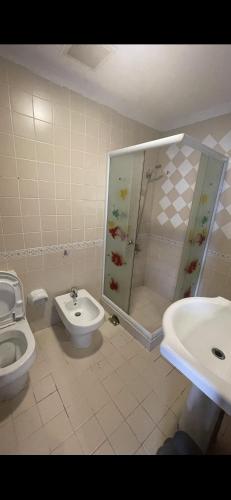a bathroom with a shower and a toilet and a sink at شاطئ البحر Durrah Al Arus in Durat Alarous