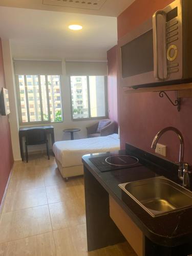 Kuchyň nebo kuchyňský kout v ubytování Bliss 3000 Furnished Studios