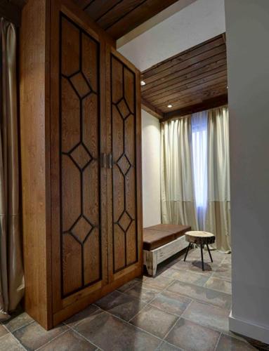 a room with a large wooden door with a bench behind it at Vlasinsko jezero VILA BEST in Surdulica