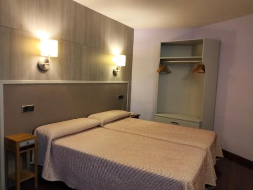 Ένα ή περισσότερα κρεβάτια σε δωμάτιο στο Hotel Aragüells