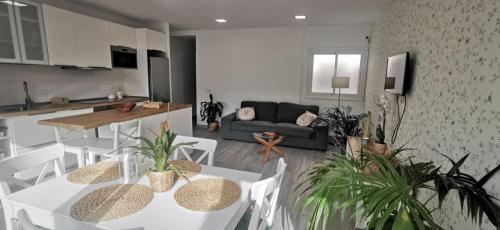 a kitchen and living room with white tables and chairs at Paraíso playero en Las Palmas in Las Palmas de Gran Canaria