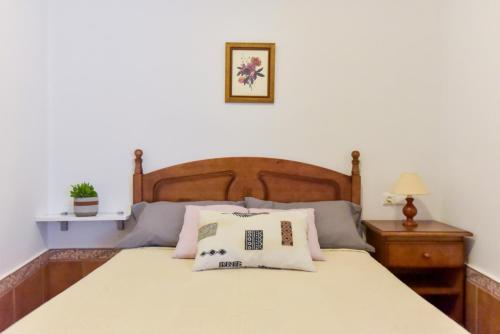 1 dormitorio con cama con almohada en Cuesta Alta - A, en Arroyo