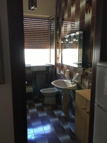 bagno con lavandino e servizi igienici di Affittacamere al piano terra a Scicli
