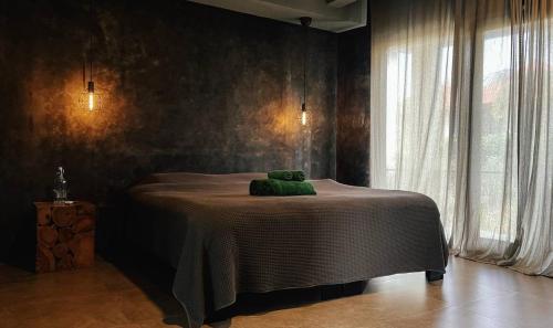 Un dormitorio con una cama con un osito de peluche verde. en SURFLAB VILLA, en Balian