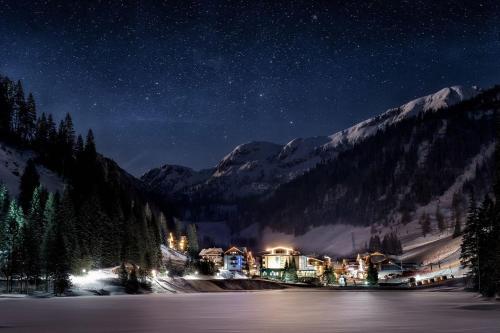 a town at night with a starry sky at Hotel Sportalmmm, Hoch-Genuss in Zauchensee