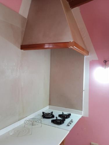 a kitchen with a stove top in a room at Mar de flores in Vega de San Mateo