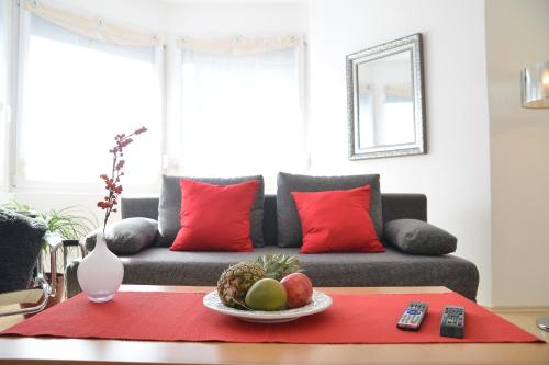 ein Wohnzimmer mit einem Sofa und einer Obstschale auf dem Tisch in der Unterkunft Sonnenhaus Ferienwohnungen in Traben-Trarbach