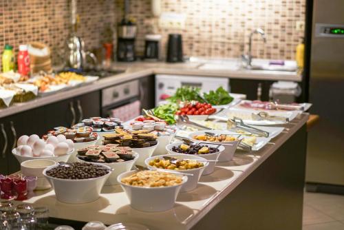 ein Buffet mit Speisen auf einem Tisch in der Küche in der Unterkunft Eskibağ Butik Hotel in Büyükada