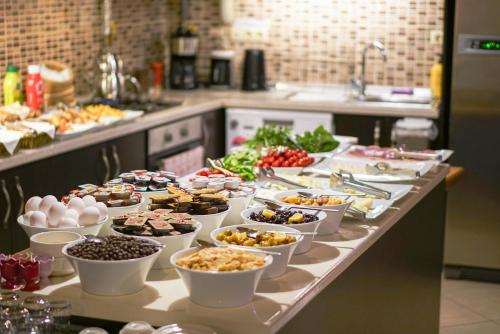 un buffet de comida en una mesa en una cocina en Eskibağ Butik Hotel, en Büyükada