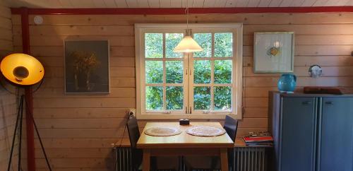 jadalnia ze stołem i oknem w obiekcie Zizania w mieście Noord-Sleen