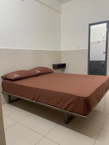 uma cama grande num quarto com um espelho em TKK Residency em Vellore