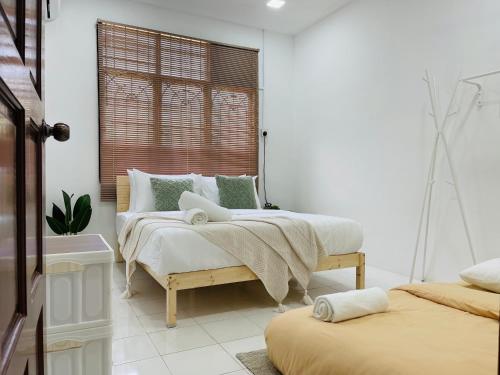 um quarto com 2 camas e uma janela em 6-10Pax BM 大山脚 Alma SingleStoreySemi-D Near AEON Mall Pool Netflix Wifi em Bukit Mertajam