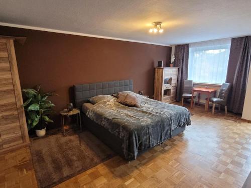 Un dormitorio con una cama y una mesa. en Marcel's Appartement, en Bielefeld