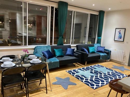 Posezení v ubytování Central Sheffield 3BED 3BATH IV Pent-Apartment