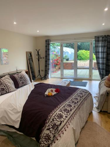 um quarto com uma cama grande e uma janela grande em Guest suite Annex private room em Saint Ives