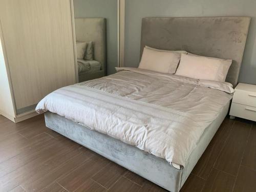 ein großes Bett in einem Schlafzimmer mit einem Spiegel in der Unterkunft Luxury 4 Bedroom Apartment in San Andres