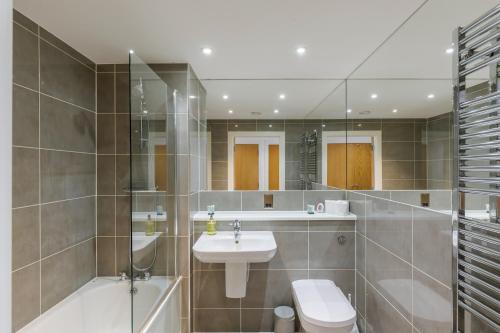 a bathroom with a sink and a toilet and a shower at Modern 1-bed Central Apartment in Brighton & Hove
