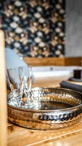 two wine glasses on a tray on a table at Drì bed & breakfast in Rocca di Papa