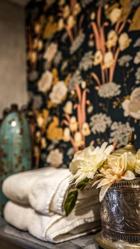 a vase with flowers in it on a table at Drì bed & breakfast in Rocca di Papa