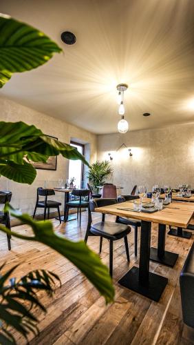 a dining room with wooden tables and chairs at Drì bed & breakfast in Rocca di Papa