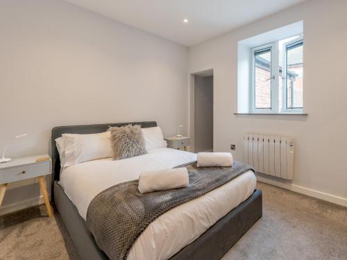 a bedroom with a bed with a desk and a window at Pass the Keys 5A One Bedroom Modern Town Centre Apartment in Shrewsbury