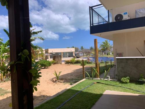 una vista sulla spiaggia dal balcone di una casa di Luz da Lua Beach House São Miguel do Gostoso a São Miguel do Gostoso