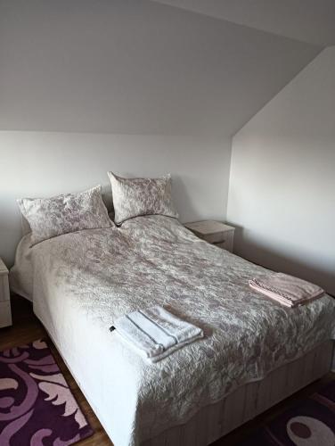 ein Schlafzimmer mit einem Bett mit zwei Handtüchern darauf in der Unterkunft La Nea' Ionica 