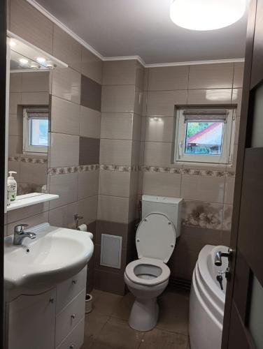 ein Badezimmer mit einem weißen WC und einem Waschbecken in der Unterkunft La Nea' Ionica 