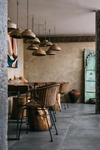 Habitación con mesa, sillas y pared en LEGASEA - Cascais Guesthouse, en Cascais