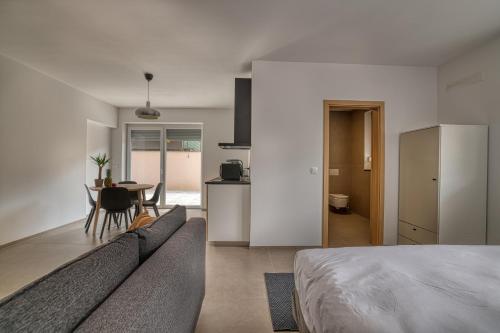 ein Schlafzimmer mit einem Sofa und einem Tisch in einem Zimmer in der Unterkunft Dragon Residence in Ljubljana