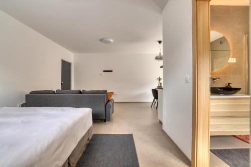 Postel nebo postele na pokoji v ubytování Dragon Residence