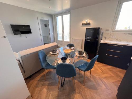 une cuisine et une salle à manger avec une table et des chaises dans l'établissement Appartement T2 proche des prébendes, à Tours