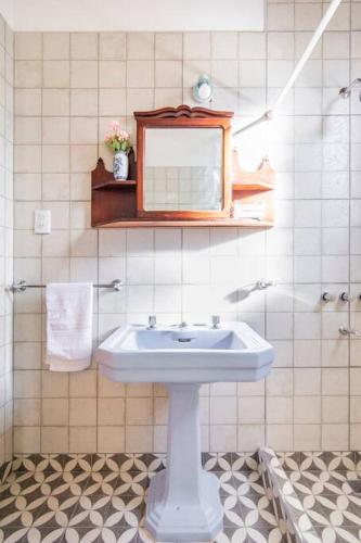a bathroom with a sink and a mirror at Duplex 6 huéspedes , Piscina,acepta mascotas, Casa Mercurio LGBTQ friendly in Mar del Plata